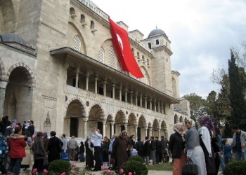 Restore edilen Süleymaniye Camii ziyaretçi akınına uğruyor