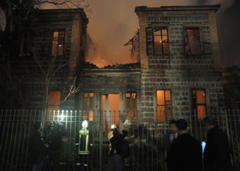 İzmir’de 137 yıllık tarihi Yahya Paşa Yalısı kül oldu