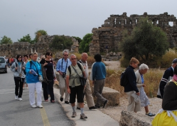 Antalya’ya gelen Fransız turistler, arkeoloji turu yaptı
