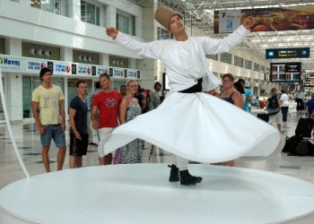 Antalya Havalimanı’nda turistleri semazenler karşılıyor
