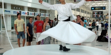 Antalya Havalimanı’nda turistleri semazenler karşılıyor