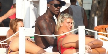 Balotelli’nin Ibiza tatili Paris Hilon ile devam ediyor