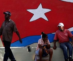 Küba vatandaşlarına yurtdışına çıkış iznini kaldırıyor