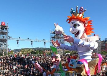 Sevgililer gününde Fransa Nice şehrinde karnaval coşkusu