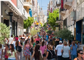 Yunanistan'da yaşanan ekonomik kriz sonrası Yunan Adaları'nda zaten ucuz olan yeme, içme ve konaklama fiyatları daha da indirime gitti.