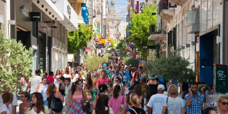 Yunanistan'da yaşanan ekonomik kriz sonrası Yunan Adaları'nda zaten ucuz olan yeme, içme ve konaklama fiyatları daha da indirime gitti.
