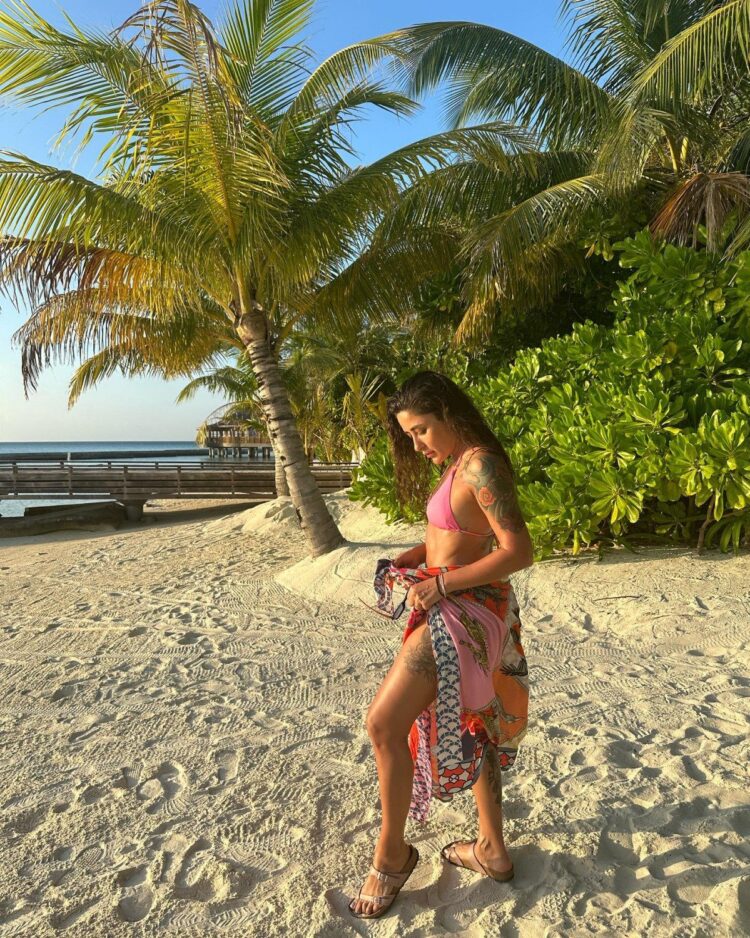 Geçtiğimiz yıl gelin olan ünlü şarkıcı Melek Mosso, Maldivler'e gitmiş ve pembe bikinisiyle poz vermişti.