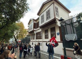 Selanik Atatürk evi önündeki vatandaşlarımız