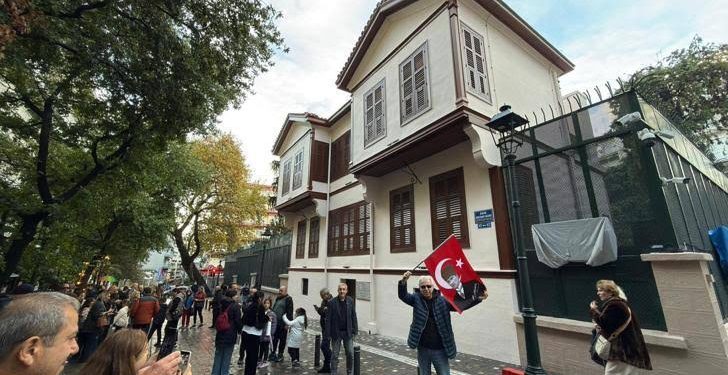Selanik Atatürk evi önündeki vatandaşlarımız