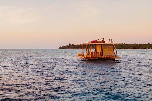 Amerika Birleşik Devletleri'nin bazı bölgelerinde, İskandinavya'da ve Maldivler'de bulunan, seyahat tutkunlarının bazıları için müthiş bir keyif olan su altı otellerin bir diğeri de ünlü Zanzibar'ın ünlü Pemba Adası'nda