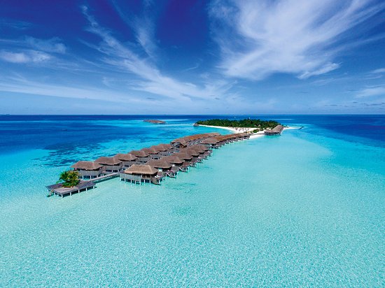 Constance Moofushi Resort Maldivler'de bulunmaktadır. Moofushi adası, Maldivler'in Ari Atolü'nde yer alır. Constance Moofushi Resort, Ari Atolü'nün güneybatısında yer alan birçok lüks tatil köyü ve otelden biridir. Maldivler'in başkenti Malé'den hidroplanla yaklaşık 30 dakika uzaklıktadır. Bu lüks tatil köyü, beyaz kumlu plajlar, berrak turkuaz sular, lüks konaklama seçenekleri ve çeşitli su sporları aktiviteleri sunar. Constance Moofushi Resort, Maldivler'deki unutulmaz bir tatil için popüler bir tercih noktasıdır.