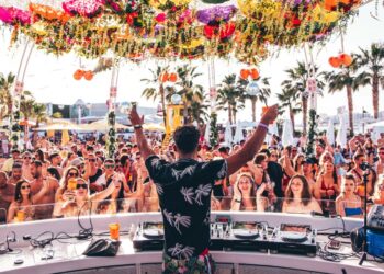 İbiza Adası ve Plajlarında İbiza partilerinde kendinizden geçmeye ne dersiniz?