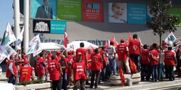 Murat Hazinedar’ın dışarıdan getirdiği işçiler Beltaş işçileriyle beraber slogan atıyor!