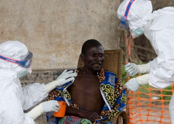 Küba, Ebola ile mücadele için Afrika’ya doktor gönderiyor