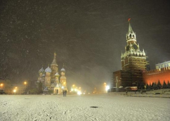 Kızıl Meydan beyaza büründü!