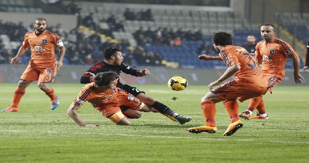 istabul basahsehir 1 2 besiktas kerim frei demba ba alexandu epureanu abdullah avci slaven bilic gokhan tore olcay sahan fatih terim stadi cüneyt cakir pedro franco ismail köybasi kirmizi kart1