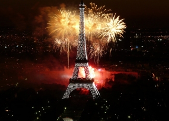 Paris yılbaşında yine çok renkli