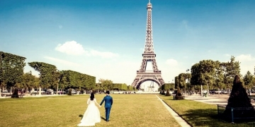 Paris, balayı, Eyfel, uçuşan çiçekler…