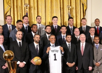 Son şampiyon San Antonio Spurs, Obama’yı ziyaret etti (Video)