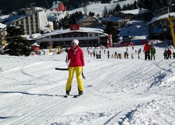 Uludağ’da güneşli havada kayak keyfi