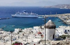 Yunanistan Türkiye’yi reklam afişleriyle donattı