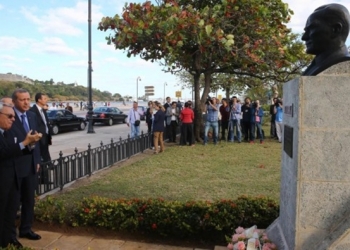 Cumhurbaşkanı Erdoğan Küba’da Atatürk büstüne çiçek bıraktı