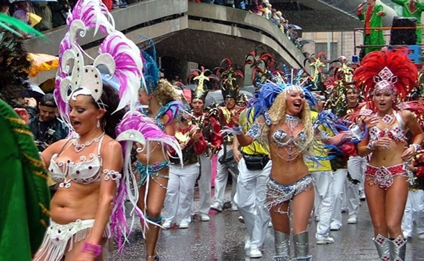 Samba ateşine yağmur da engel olamadı 1 rio karnavali samba1 610x4001