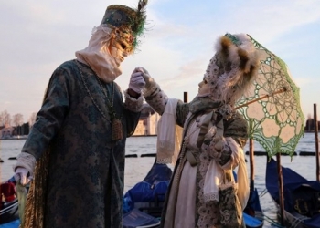 Yoğun yağış bile Venedik Karnavalı coşkusunu etkilemedi