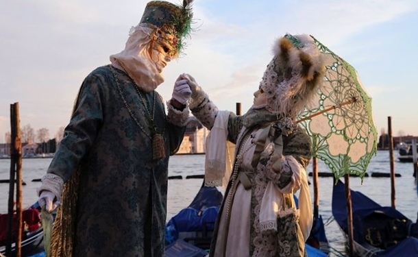 Yoğun yağış bile Venedik Karnavalı coşkusunu etkilemedi 1 venedik karnavali italya