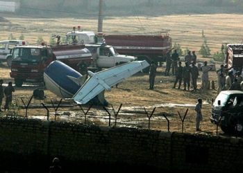 Pakistan’da uçak düştü