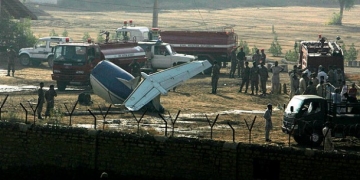 Pakistan’da uçak düştü