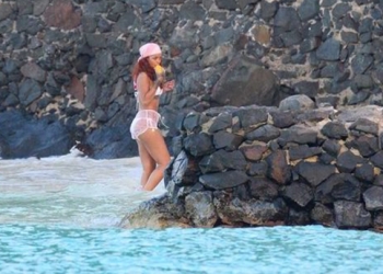 Barbadoslu şarkıcı Rihanna Hawaii tatilinde!