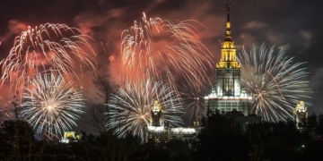 Moskova semaları havai fişek gösterisiyle renklendi