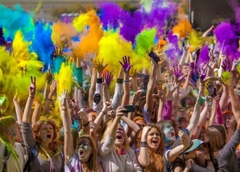 Rusya, Holi Festivaliyle eğlendi