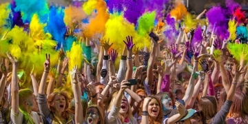 Rusya, Holi Festivaliyle eğlendi