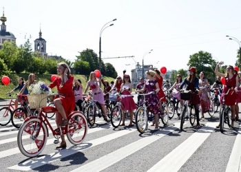 Moskova’da etek ve topuklu ayakkabılı bisiklet turu