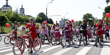 Moskova’da etek ve topuklu ayakkabılı bisiklet turu