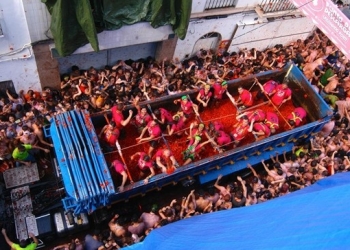 İspanya’nın meşhur domates festivalinde yine renkli görüntüler ortaya çıktı