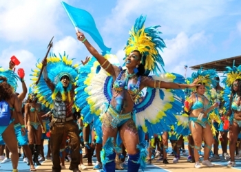 Barbados Crop Over Festivali renkli görüntülere sahne oldu