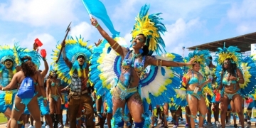Barbados Crop Over Festivali renkli görüntülere sahne oldu