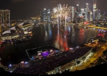 Singapur bağımsızlığının 50’nci yılını görkemli bir gösteriyle kutladı