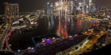 Singapur bağımsızlığının 50’nci yılını görkemli bir gösteriyle kutladı