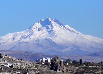 Erciyes’te yağan kar turizmcilerin yüzünü güldürdü