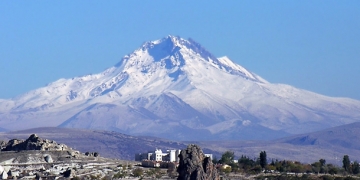 Erciyes’te yağan kar turizmcilerin yüzünü güldürdü
