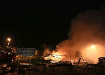 Turizm ilçesi Manavgat’ta gergin gece! Bayrak asmayan mekanlara saldırdılar