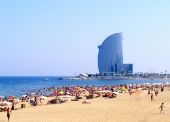 Kışkırtıcı güzelliğiyle büyüleyen Barselona plajlarını hala görmediniz mi?