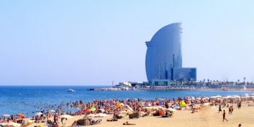 Kışkırtıcı güzelliğiyle büyüleyen Barselona plajlarını hala görmediniz mi?