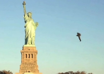 Kendi tasarladığı roketle Özgürlük Heykeli etrafında uçtu
