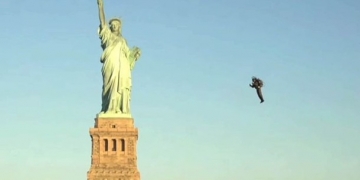 Kendi tasarladığı roketle Özgürlük Heykeli etrafında uçtu