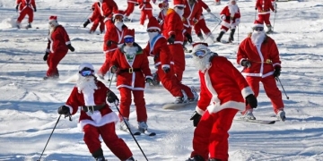 Kayak pistini Noel Babalar bastı